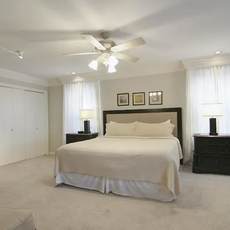 Tarrytown Retreat Villa